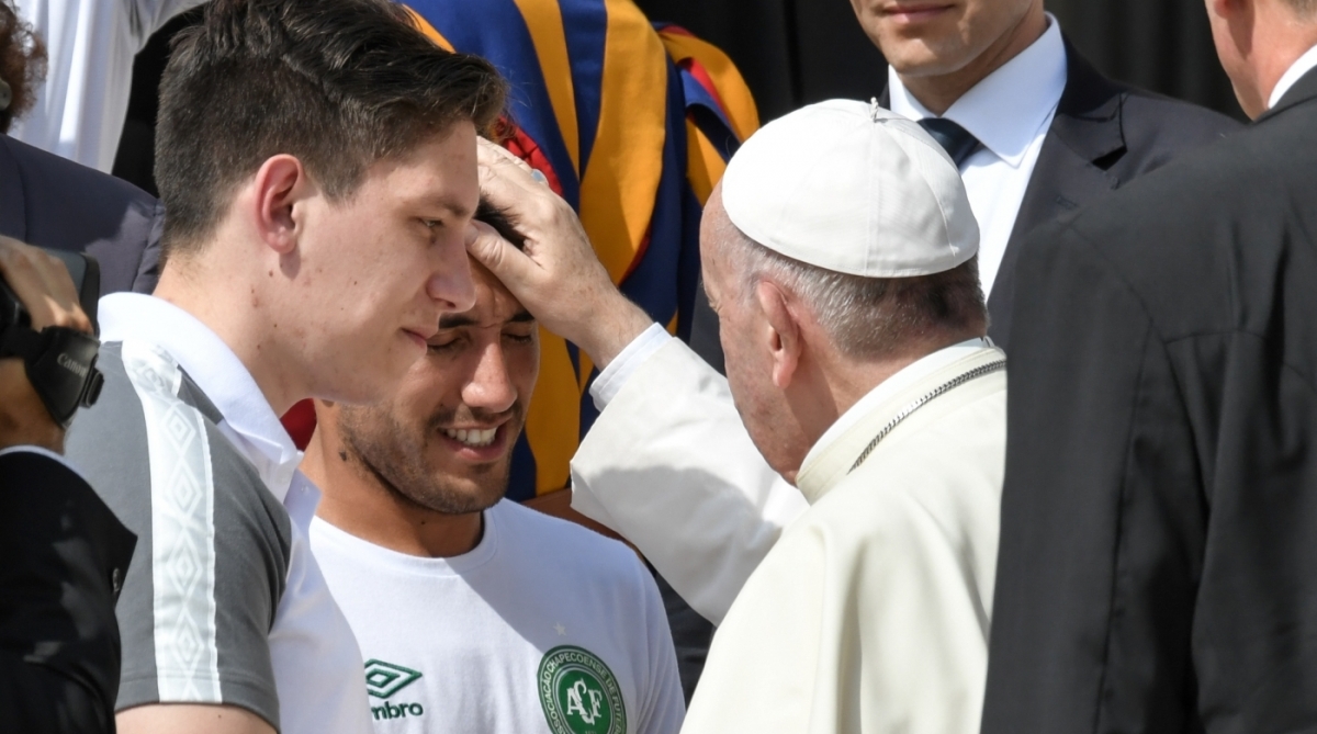 A handout picture released by the Vatican press office Osservatore Romano shows Pope Francis (R) greeting Chapecoense players Jackson Follmann (L) and Alan Ruschel (C) during his weekly general audience at St Peter's Square in the Vatican on August 30, 2017.
On their way to the Copa Sudamerica final to play Atletico Nacional last November, 19 Chapecoense players and 24 club officials were amongst 71 people killed when their plane crashed in Colombia. Only three players, including Follmann and Ruschel, survived the crash. / AFP PHOTO / OSSERVATORE ROMANO / HO / RESTRICTED TO EDITORIAL USE - MANDATORY CREDIT "AFP PHOTO / OSSERVATORE ROMANO" - NO MARKETING NO ADVERTISING CAMPAIGNS - DISTRIBUTED AS A SERVICE TO CLIENTS


      Caption