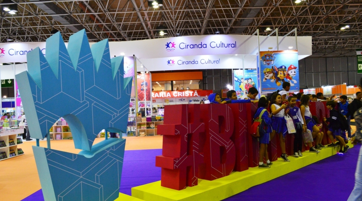 Mil livros ser&atilde;o distribu&iacute;dos nos &ocirc;nibus articulados - Paulo Carneiro/Parceiro/Ag&ecirc;ncia O Dia