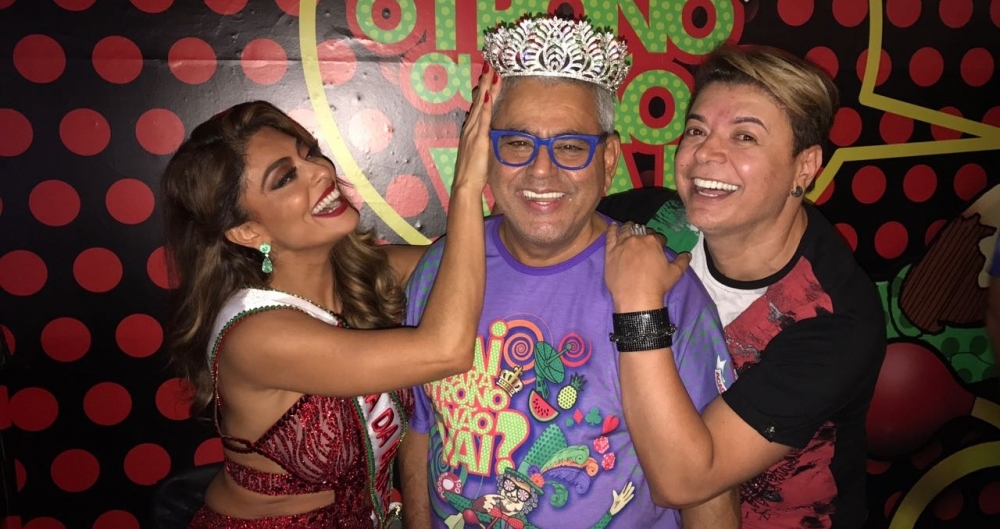 Juliana Paes brinca com o presidente da Grande Rio, Jayder Soares, sob o olhar atento de David Brazil