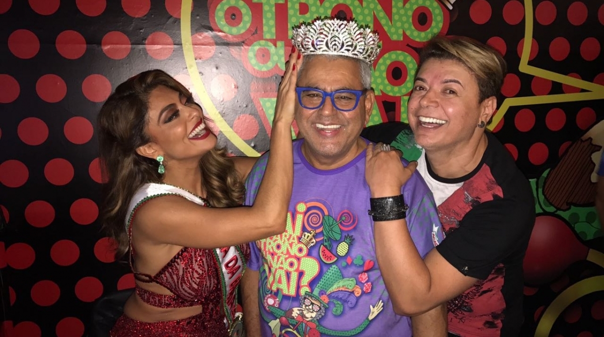 Juliana Paes brinca com o presidente da Grande Rio, Jayder Soares, sob o olhar atento de David Brazil - DIVULGAÇÃO