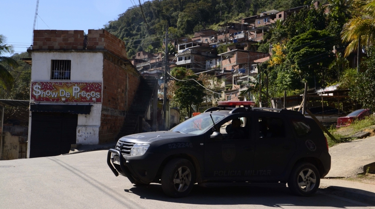 2017-09-04 - AG&Ecirc;NCIA DE NOT&icirc;CIA - PARCEIRO - Policiais do Batalh&atilde;o de Choque fazem opera&ccedil;&atilde;o no Morro da Covanca, em Jacarepagu&aacute;, Zona Oeste do Rio, na manh&atilde; desta segunda-feira (4), para coibir o tr&aacute;fico de drogas e roubo de carros e cargas na regi&atilde;o - Rommel Pinto/Parceiro/Ag&ecirc;ncia O Dia