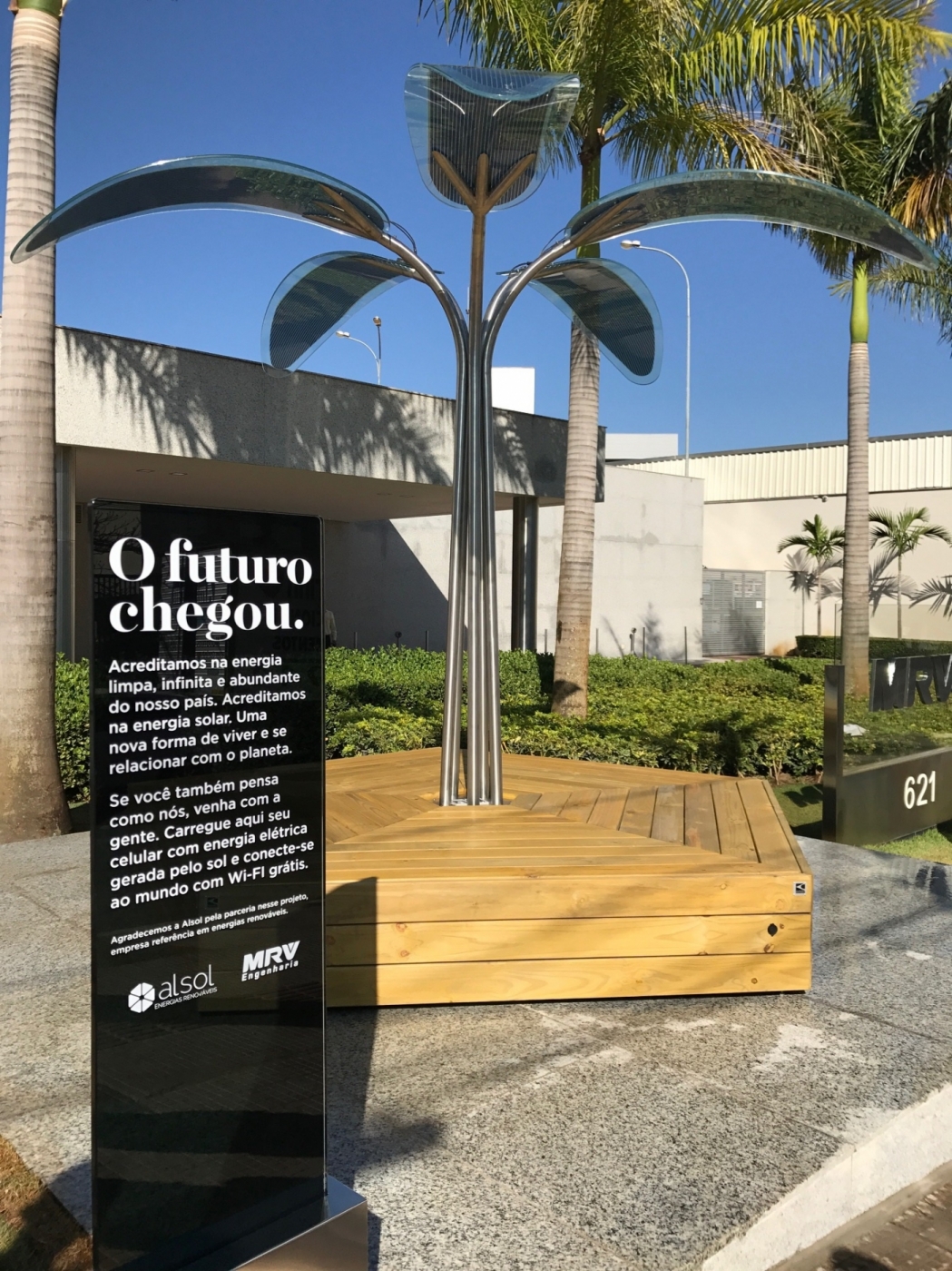 A MRV Engenharia e a  Alsol acabaram de instalar em Belo Horizonte a primeira árvore solar para recarregar celulares e uso de wifi gratuito - Divulgação