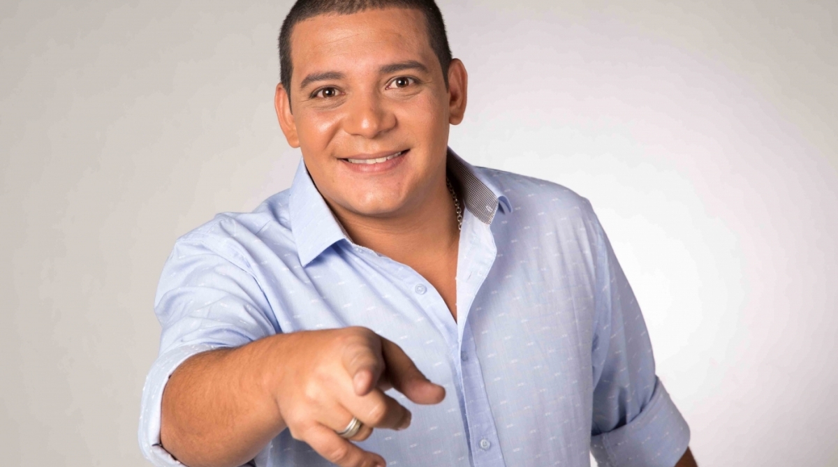 Juninho Thybau comanda a roda de samba 'Na Porta de Casa' - Divulgação