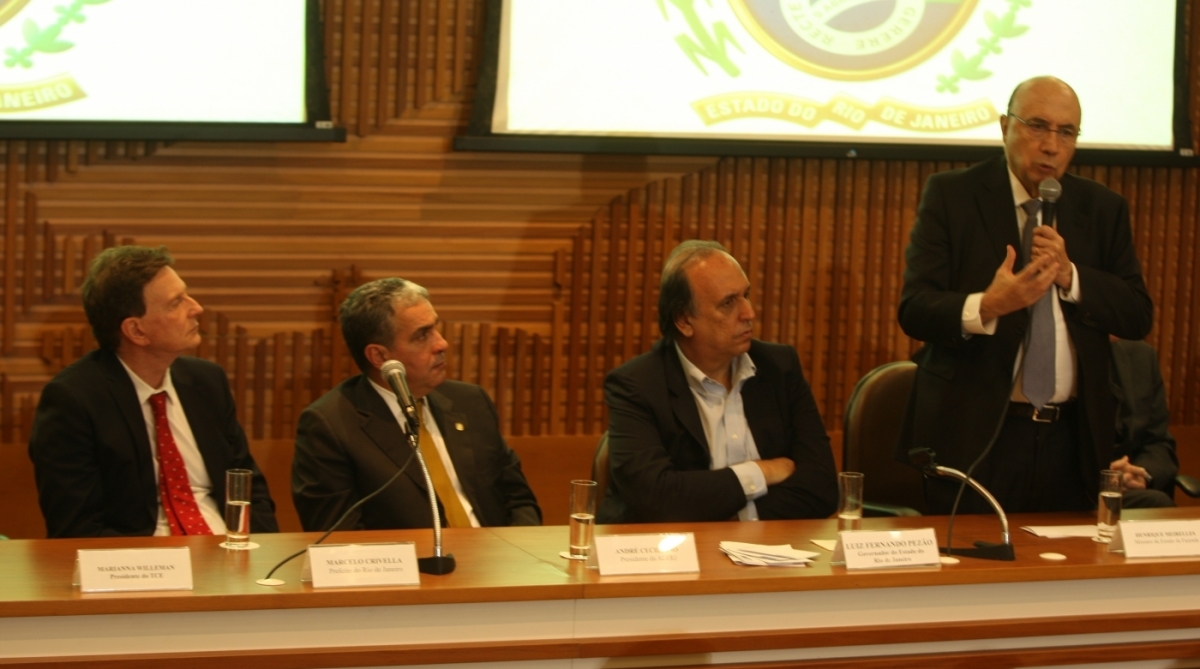 Na coletiva desta quarta no Palácio Guanabara,o Governador Pezão, mostra plano de recuperação fiscal. Estevam presentes ao encontro,ministro da Fazenda, Henrique Meirelles,Os secretários de Fazenda, Gustavo Barbosa, e da Casa Civil, Christino Áureo.               