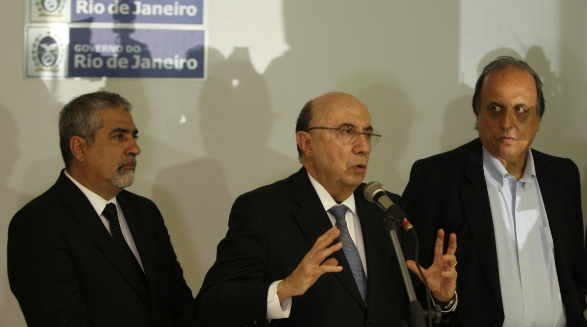Na coletiva desta quarta no Palácio Guanabara,o Governador Pezão, mostra plano de recuperação fiscal. Estevam presentes ao encontro,ministro da Fazenda, Henrique Meirelles,Os secretários de Fazenda, Gustavo Barbosa, e da Casa Civil, Christino Áureo.               