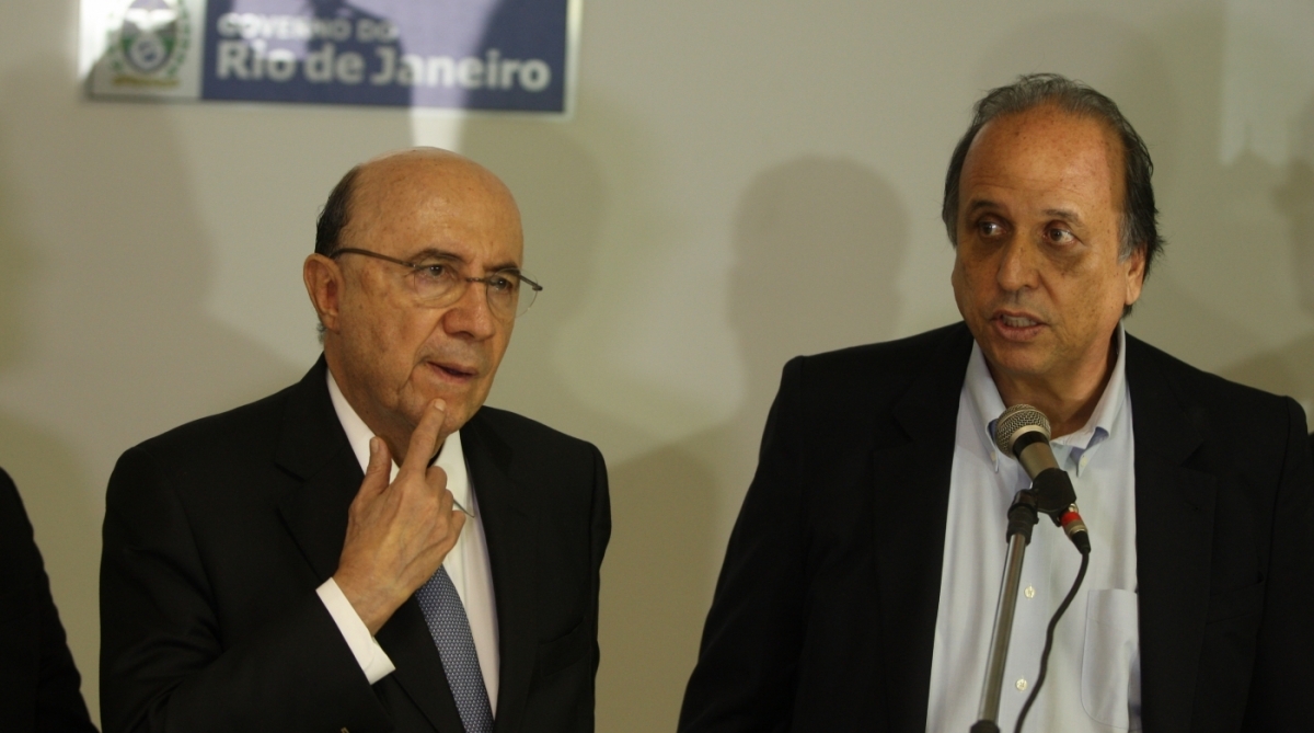 Pezão (ao lado do ministro da Fazenda, Henrique Meirelles) aguarda apenas a autorização da Procuradoria - Estefan Radovicz / Agência O Dia            