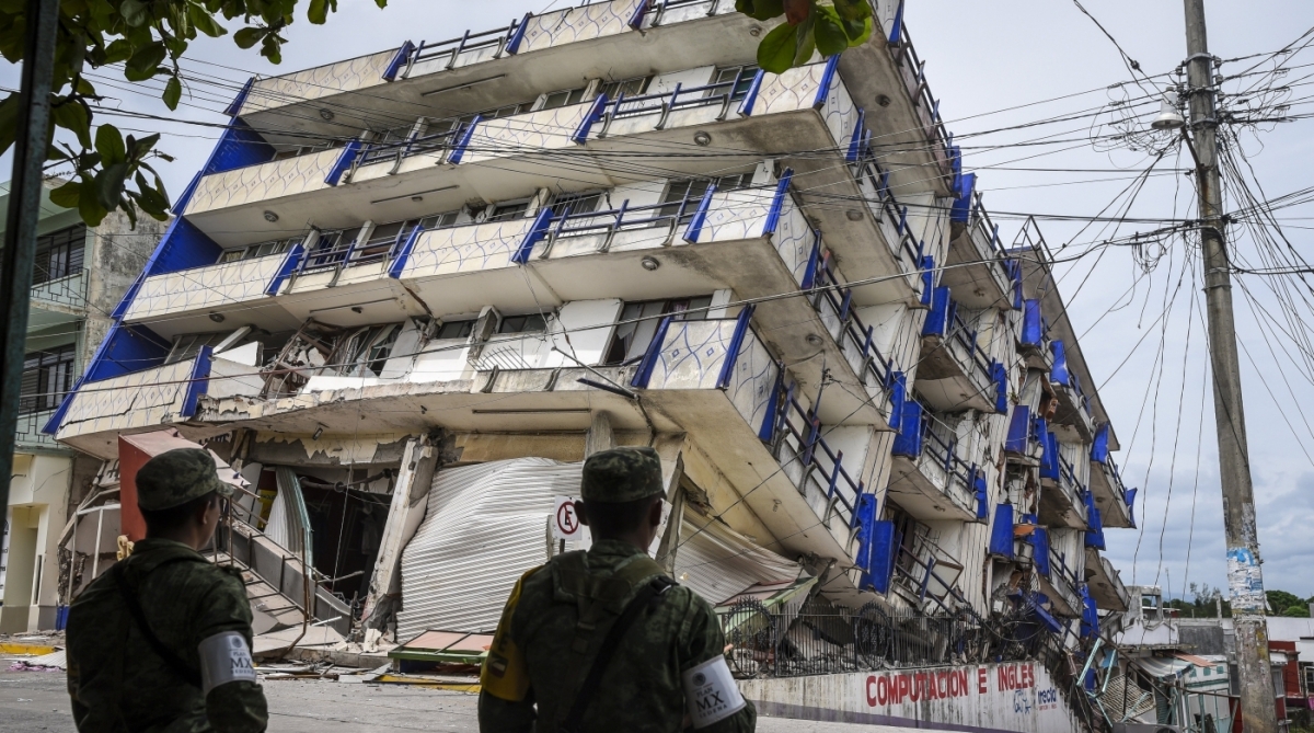Soldiers stand guard a few metres away from the Sensacion hotel which collapsed with the powerful earthquake that struck Mexico overnight, in Matias Romero, Oaxaca State, on September 8, 2017.
Mexico's most powerful earthquake in a century killed at least 35 people, officials said Friday, after it struck the Pacific coast, wrecking homes and sending families fleeing into the streets. / AFP PHOTO / VICTORIA RAZO
      Caption