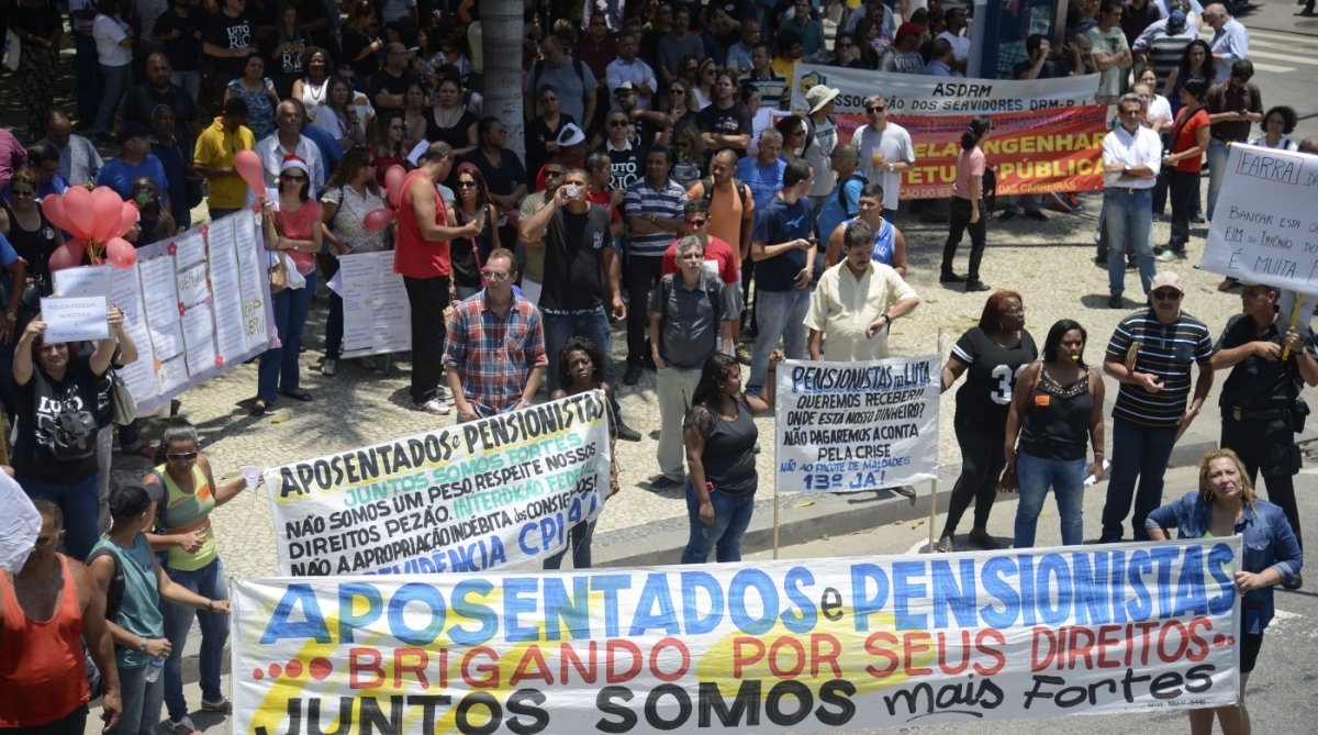 Rio de Janeiro - Servidores estaduais de diversas categorias fazem manifestação em frente à Assembleia Legislativa (Alerj). Eles protestam contra o pacote de medidas anunciado pelo governador Luiz Fernando Pezão para enfrentar a crise financeira do estado. (Tomaz Silva/Agência Brasil)