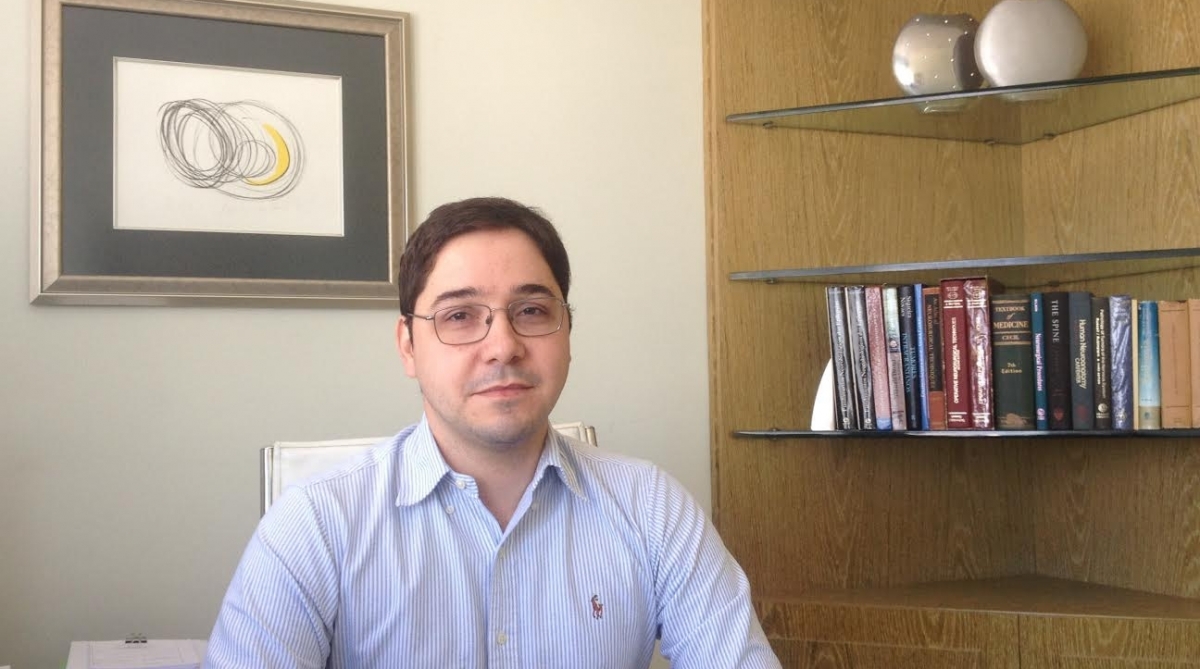Neurocirurgião Rodrigo Marcelos: médico com residência médica em neurocirurgia pelo Hospital Federal de Bonsucesso (RJ). Pós-graduação em neurointensivismo pelo Hospital Sírio Libanês (SP)