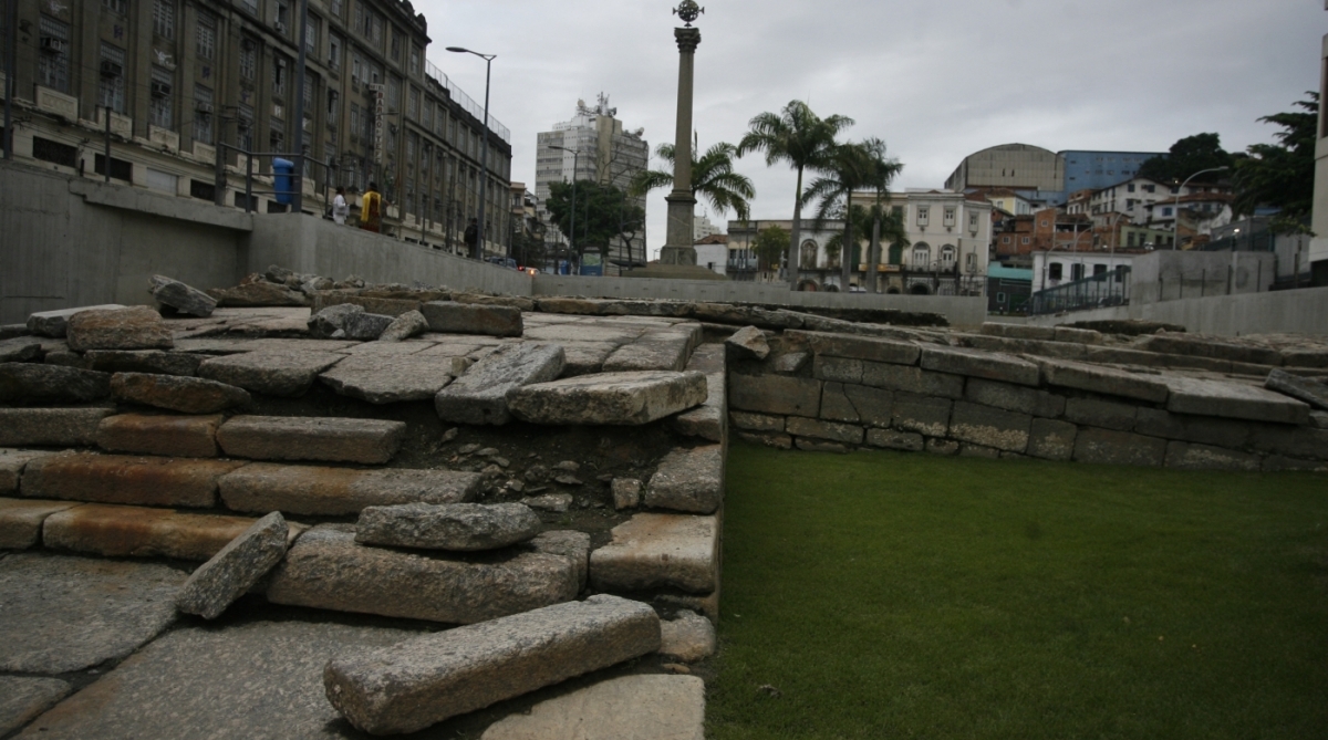 04/06/2013 - ESPECIAL - Estudantes da UERJ organizam passeios baseaados em roteiros geográficos do Rio, durantes  as Copa das Confederações. Na foto, lugares que fazem parte dos roteiros. Cais do Valongo. Foto de Fernando Souza/ Ag. O Dia    CIDADE, PASSEIO GUIADO, HISTORIA, PONTOS TURISTICOS, CULTURAIS, CULTURA