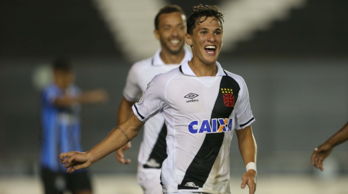 09/09/2017. O jogador Mateus Vital comemora seu gol durante a partida entre Vasco da Gama x Grêmio no Estádio de São Januário, válida pela 23ª Rodada do Campeonato Brasileiro. Partida sem torcedores no Estádio. Foto - Márcio Mercante / Agência O Dia - Márcio Mercante / Agência O Dia