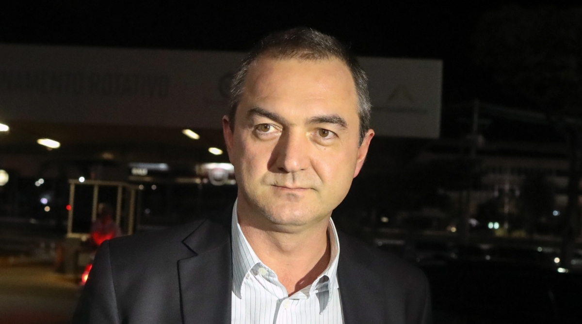 Joesley Batista, owner and chairman of JBS, the world's largest meatpacker, arrives at the airport after speaking as a witness to Brazilian Attorney General Rodrigo Jano in Brasilia on September 7, 2017. 
Testimony from the meatpacking executives, who say they ran a huge bribery network, is at the heart of the case against Brazilian President Michel Temer. / AFP PHOTO / Sergio LIMA
      Caption