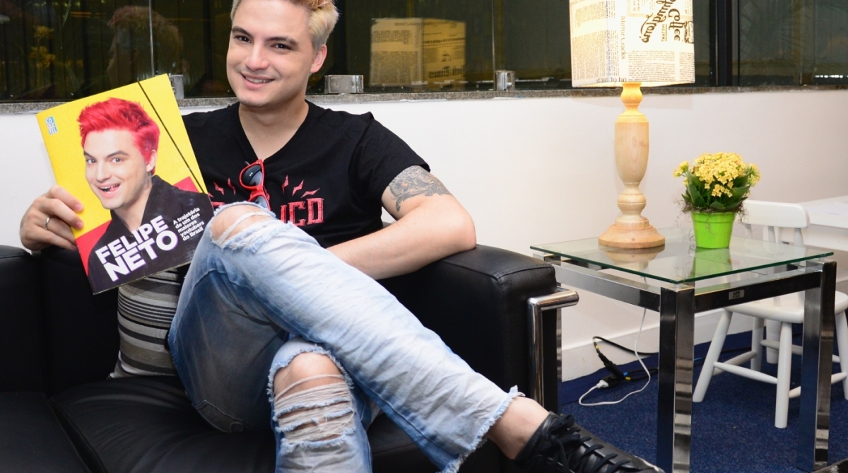 Bienal do Livro. Felipe Lemos leva multidão de fãs a Bienal do Livro. Centenas de crianças se aglomeravam na manhã desde domingo (10) antes mesmo da abertura da Bienal, que aconteceu às 10h, para ver de perto o Youtuber Felipe Neto, que está autografando o seu segundo livro neste que é o último dia da feira.  