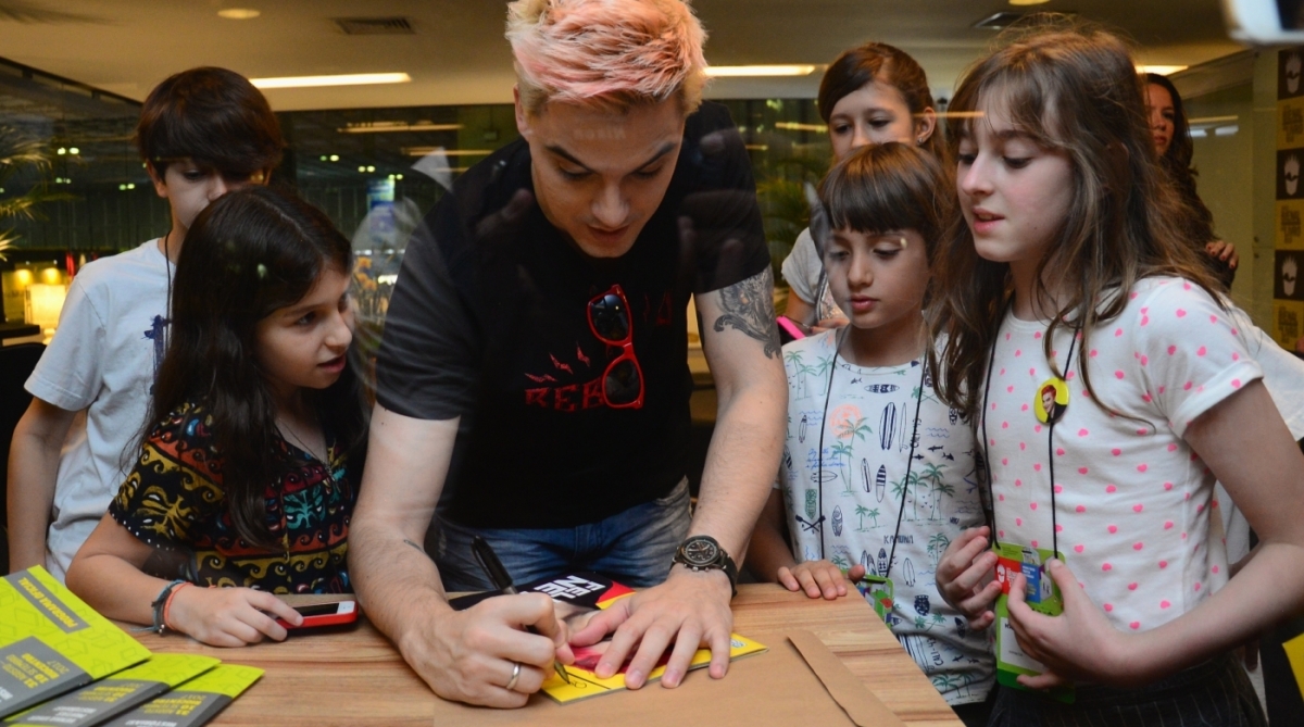 Bienal do Livro. Felipe Lemos leva multidão de fãs a Bienal do Livro. Centenas de crianças se aglomeravam na manhã desde domingo (10) antes mesmo da abertura da Bienal, que aconteceu às 10h, para ver de perto o Youtuber Felipe Neto, que está autografando o seu segundo livro neste que é o último dia da feira.  