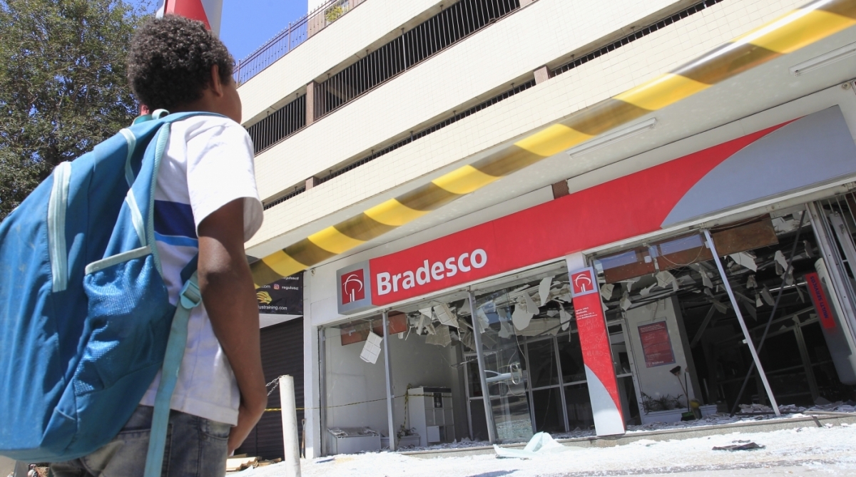 Rio, 12/09/2017- Bandidos explodiram a agencia do banco do Bradesco na rua Vinte e Quatro de Maio.