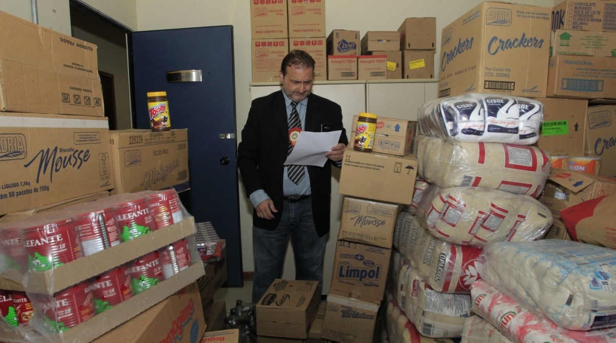 Apreensão de 5 toneladas de produtos alimentícios e de limpeza em Bangu, após denuncia anônima - Maíra Coelho / Agência O Dia