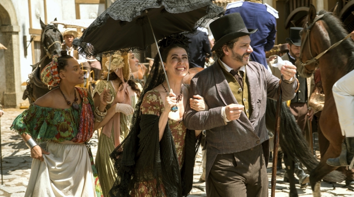 Os Filhos da Pátria, minissérie da Globo - Geraldo ( Alexandre Nero ), Catarina ( Lara Tremouroux ), Maria Teresa ( Fernanda Torres ) e Lucélia ( Jéssica Ellen )