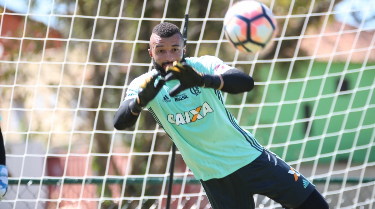 Alex Muralha, goleiro do Flamengo, treina no Ninho do Urubu