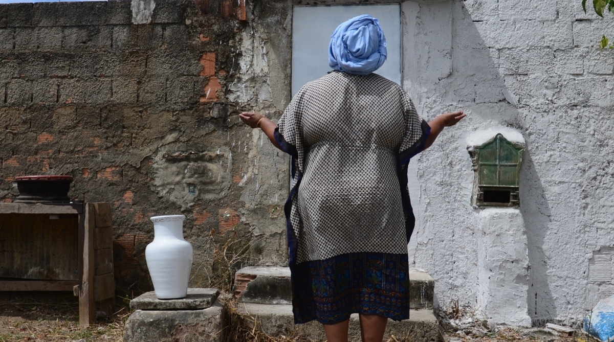 Terreiro de candombl&eacute; atacado por bandidos em Nova Igua&ccedil;u, na Baixada Fluminense. Sete criminosos armados invadiram o barrac&atilde;o, no bairro Amba&iacute;, durante uma sess&atilde;o. Eles obrigaram a yalorix&aacute;, sacerdotisa no local, a destruir as pr&oacute;prias imagens sob a mira de uma arma