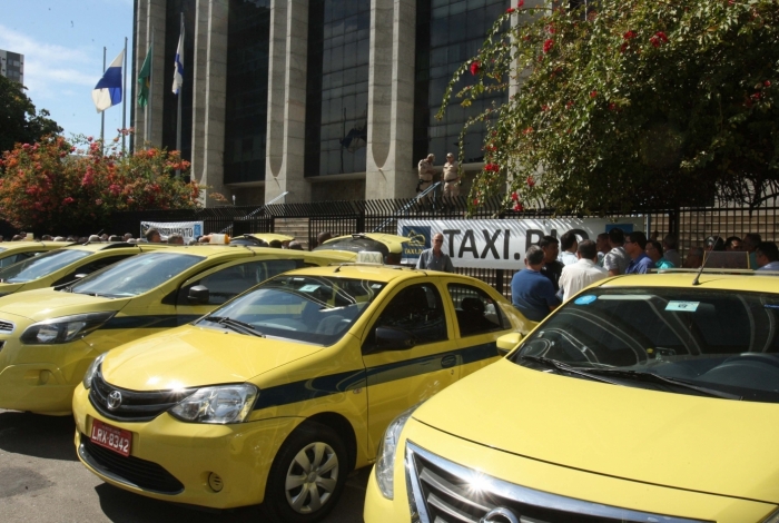 Taxistas devem fazer o agendamento de acordo com o final da placa