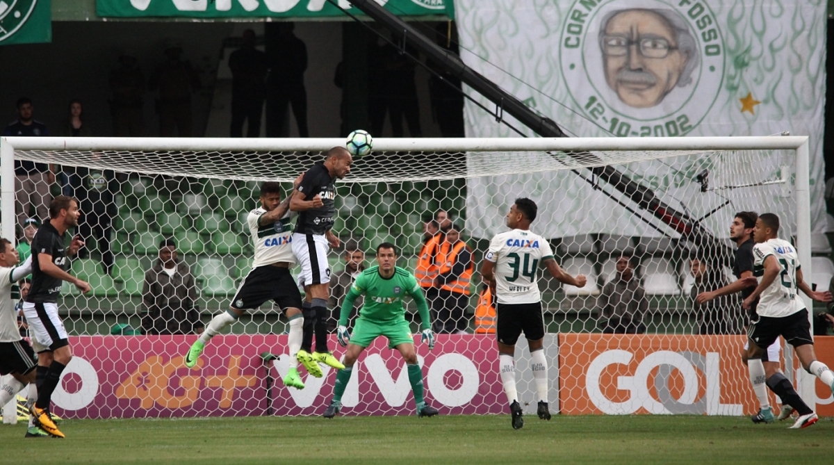 Roger do Botafogo sobe para marcar o primeiro gol da equipe durante Coritiba x Botafogo RJ, partida válida pela 25ª rodada do Campeonato Brasileiro 2017, realizada no Estádio Major Antonio Couto Pereira em Curitiba, PR.