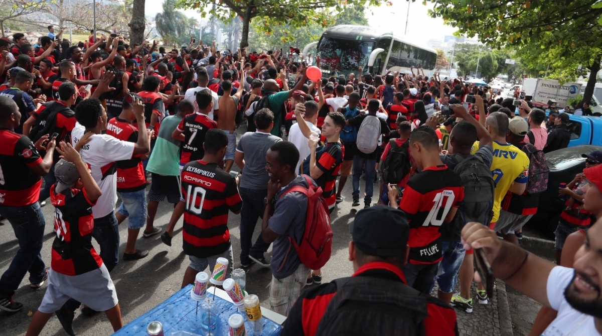2017-09-25. A caminho de Belo Horizonte, o Flamengo teve uma recep&ccedil;&atilde;o festiva no embarque na tarde desta segunda-feira. Cerca de 400 rubro-negros chegaram a fechar parcialmente as principais avenidas do Centro em dire&ccedil;&atilde;o ao Aeroporto Santos Dumont e fizeram festa na entrada pelos fundos. Isso porque os jogadores desembarcaram do &ocirc;nibus na pista, direto para o avi&atilde;o. Flamengo joga a final da Copa do Brasil, contra o Cruzeiro. Foto - Gilvan de Souza / Flamengo