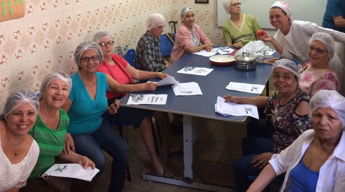 A oficina procura resgatar a memória alimentar e promover a socialização entre os idosos, além de dar dicas sobre a escolha dos alimentos - FOTOS divulgação