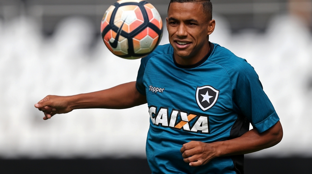 aprovado, Arnaldo acerta os detalhes da permanência no Botafogo