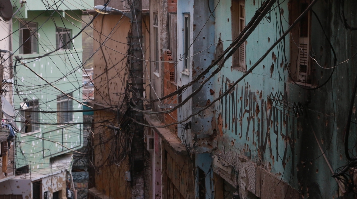 Paredes de casas furadas &agrave; bala s&atilde;o comuns nos becos da Rocinha. A favela era da ADA. Agora, quem manda &eacute; o CV - Daniel Castelo Branco / Ag&ecirc;ncia O Dia/27.09.17