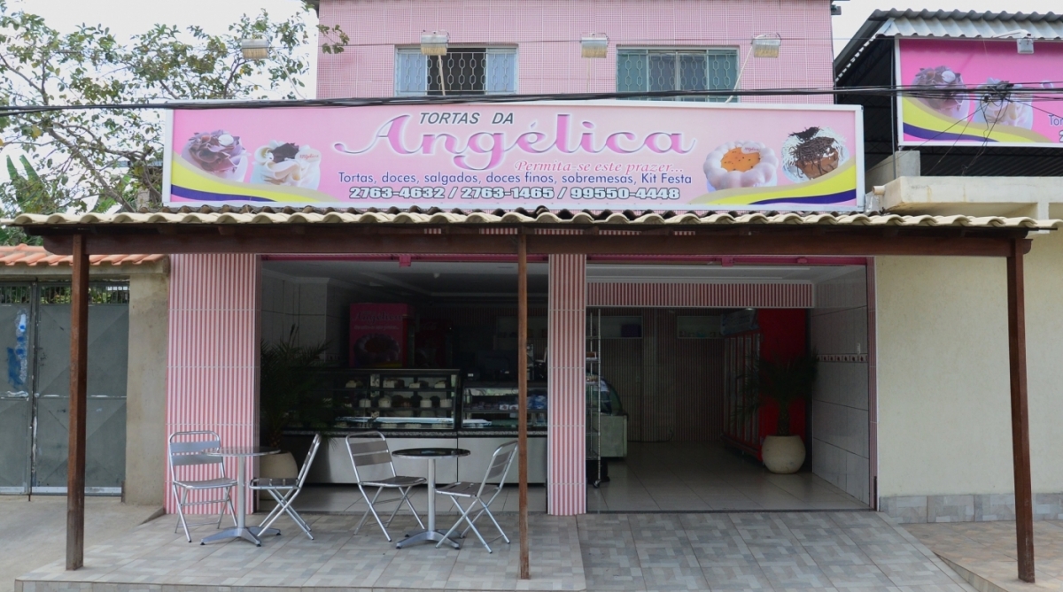 Caderno da Baixada - Tortas da Angélica. Casa de tortas que fica na rua Araguari em Austin na Baixada Fluminense. Alice Costa, atendente. 