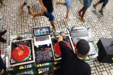 Subúrbio no centro do palco