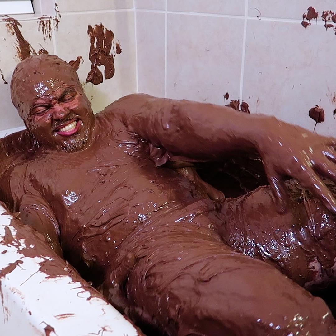 Luccas Neto na banheira de Nutella