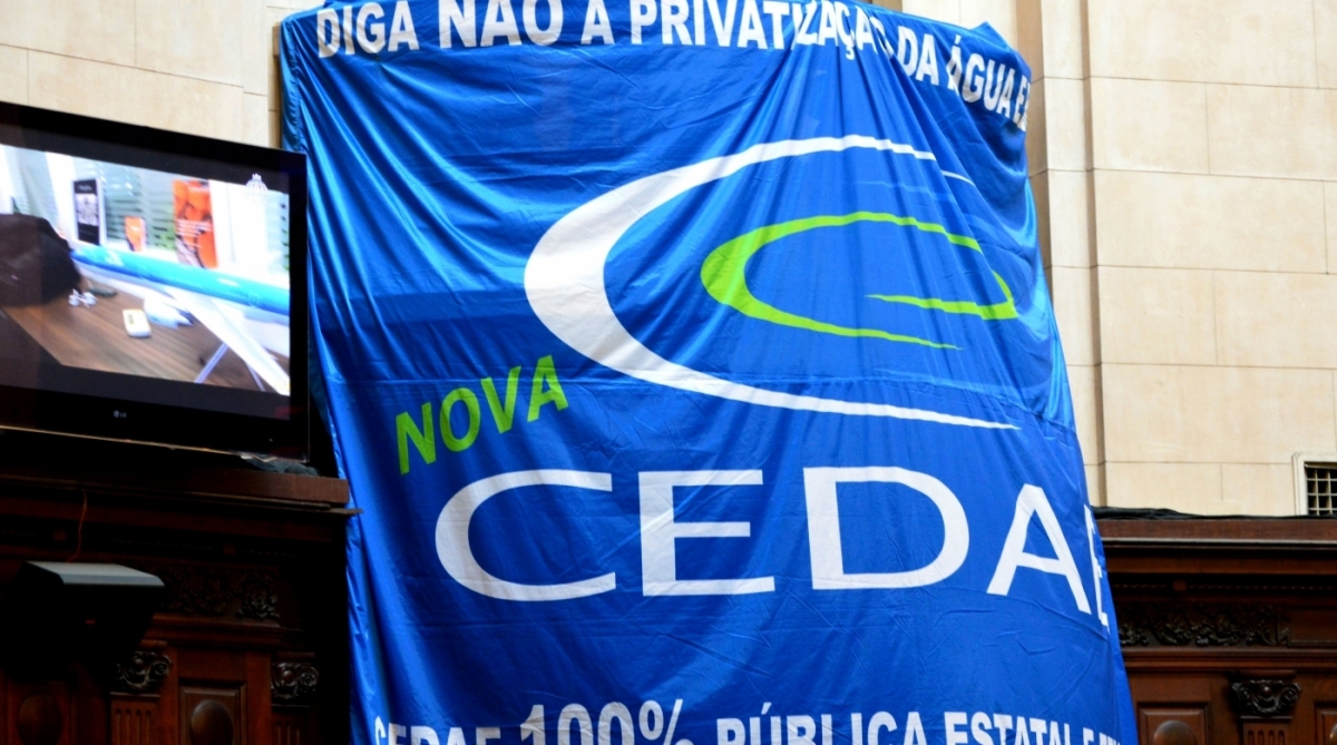 Por 38 votos favoráveis e dois contrários, a Assembleia Legislativa do Estado do Rio de Janeiro (Alerj) aprovou texto substitutivo ao projeto de lei 3.418/17, do Executivo, que autoriza aditivos nos contratos de financiamento da dívida com a União. As alterações incluem a mudança no cálculo de juros e a extensão do prazo de pagamento, de 2029 para 2049, determinadas pelas leis complementares 148/14 e 156/16, respectivamente.