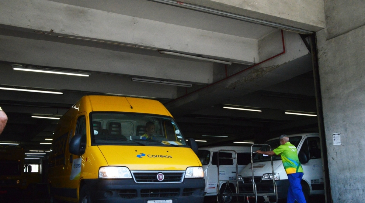 2017-09-28 - AGÊNCIA DE NOTîCIA - PARCEIRO - Movimentação de funcionários na sede dos Correios na Cidade Nova, região central do Rio. - Paulo Carneiro/Parceiro/Agência O Dia