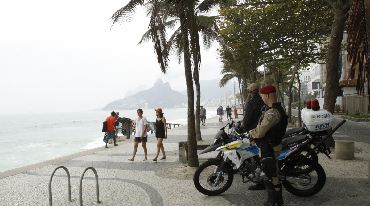 29/09/2017 - Policiamento da Operação Verão em orlas do Rio começa no próximo fim de semana. Na imagem, agentes da Guarda Municipal do Rio de Janeiro e policiais Militares em patrulhamento na praia do Arpoador, em Ipanema, zona sul da cidade. Foto de Alexandre Brum / Agência O Dia