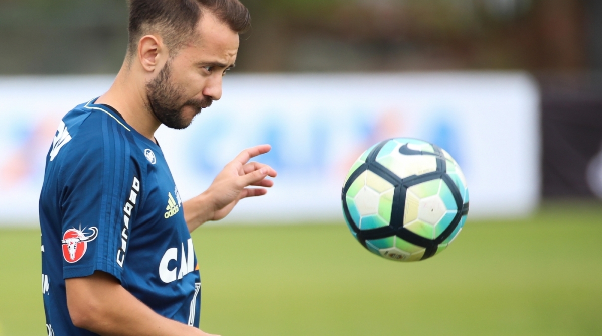 Everton Ribeiro, do Flamengo, treina no Ninho do Urubu