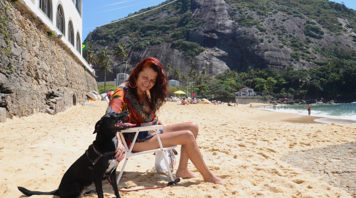 Cachorro nas praias. Pressão vai aumentar para quem leva cachorro para praia no Rio de Janeiro. Andreia Figueiredo e José Augusto na praia Vermelha Urca. 