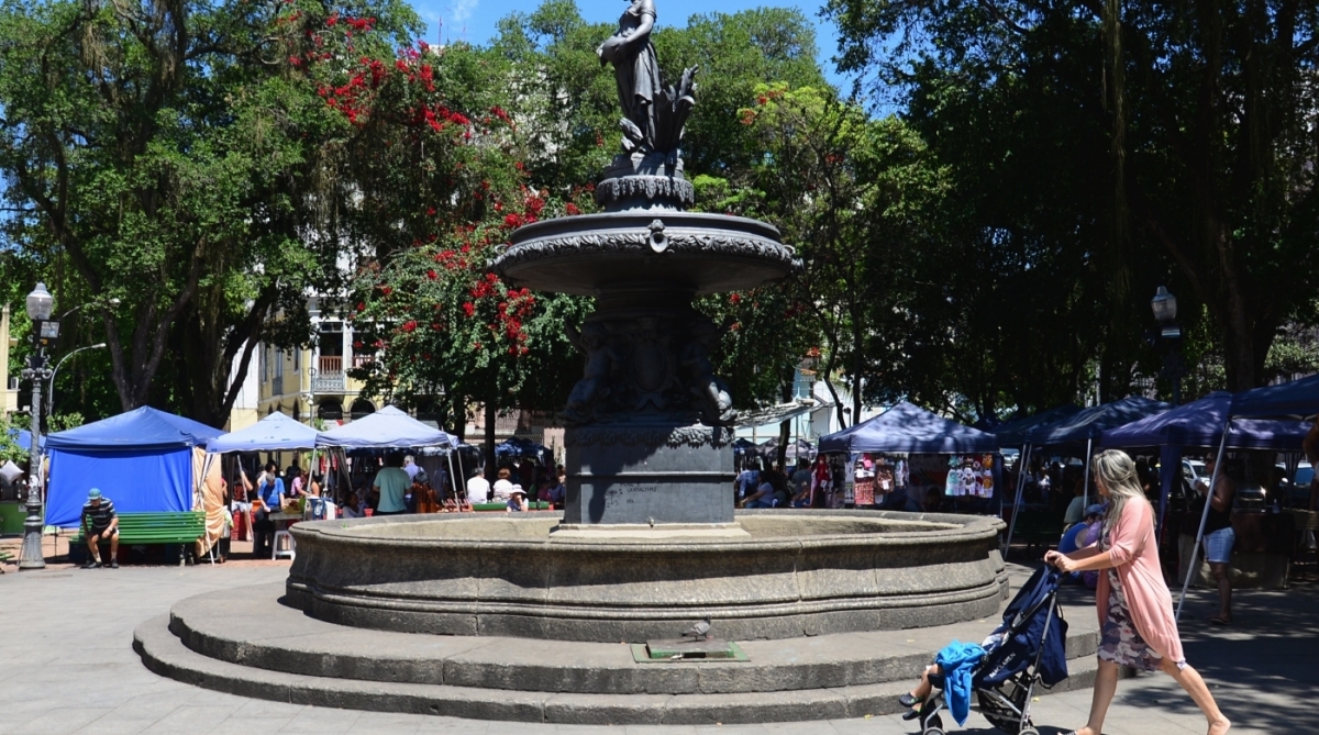 01/10/2017. Praça São Salvador. Movimentação na Praça São Salvador na Zona Sul do Rio. Foto Sandro Vox / Agência O Dia  BARULHO, PERTURBAÇÃO, LARANJEIRAS, RIO 
      Country