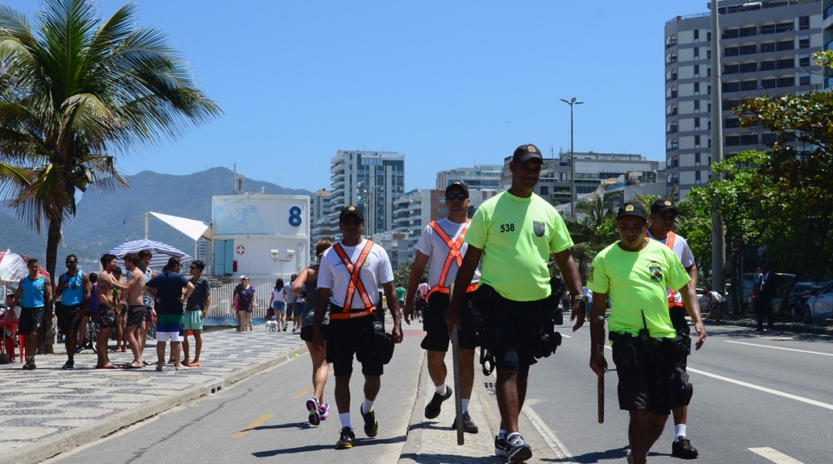 Clima Tempo. Turistas aproveitam o domingo ensolarado para ir a praia do Arpoador na Zona Sul do Rio. 