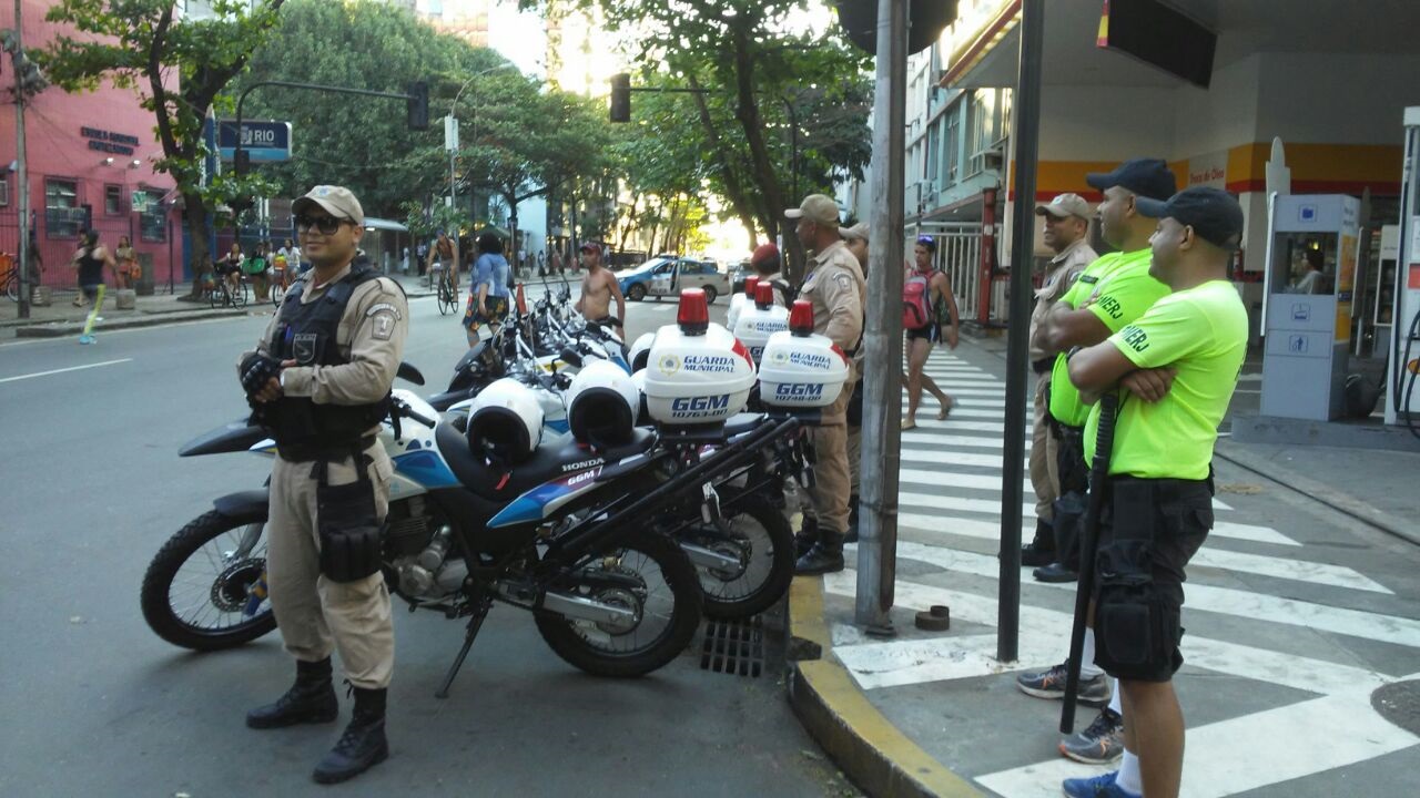 Agentes da GM levaram para a delegacia seis suspeitos de furtos nas areias da Praia no primeiro domingo da Operação Verão
