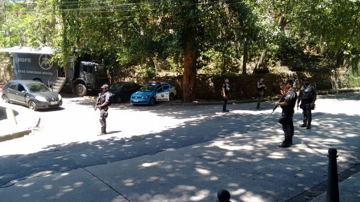 PMs montam bloqueios nos acessos À Rocinha no terceiro dia sem as Forças Armadas na comunidade