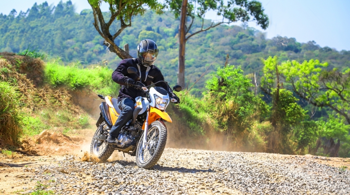 Honda NXR Bros 160 2018 recebeu ajustes t&eacute;cnicos para poder operar com os freios CBS. Outra novidade &eacute; o garfo de suspens&atilde;o traseira