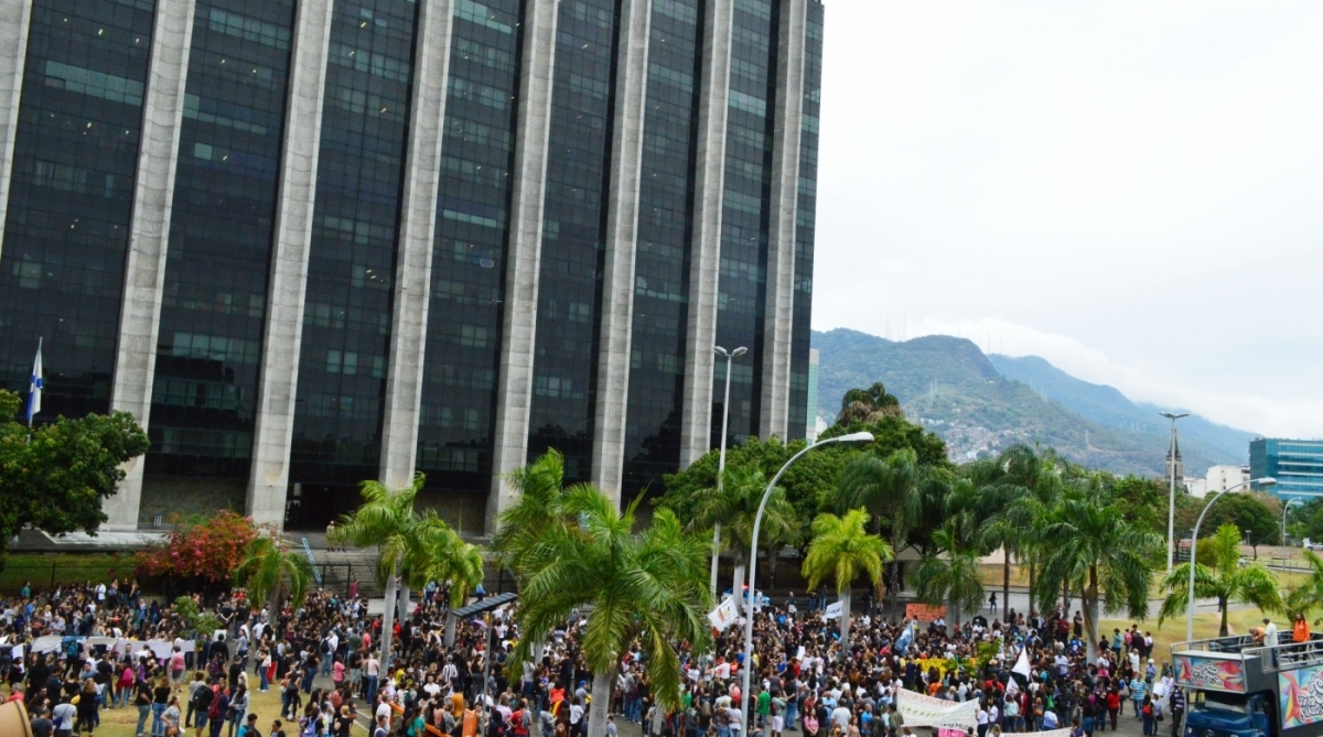 2017-10-03 - AGÊNCIA DE NOTîCIA - PARCEIRO - Professores da rede municipal de ensino fazem protesto em frente ao prédio da Prefeitura do Rio, na Cidade Nova, região central da cidade