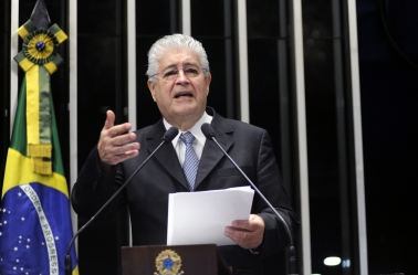 Crítico do PT, Roberto Requião vai se filiar ao PDT neste mês