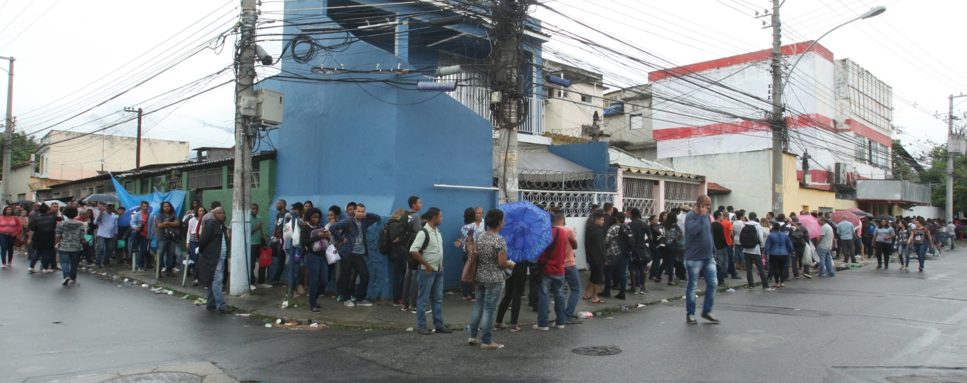 Uma fila de pessoas em busca de emprego se formou em frente a uma faculdade particular da Zona Oeste do Rio desde o início da manhã desta terça-feira (3). Ao todo, são 850 vagas de emprego oferecidas pela Universidade Castelo Branco, em Realengo, cuja média salarial é de R$ 1.260.