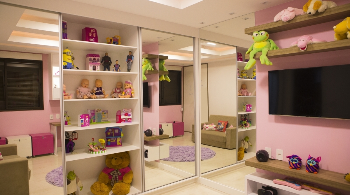A arquiteta Cyntia Sabat transformou um espaço de um imóvel em um quarto de brinquedos 