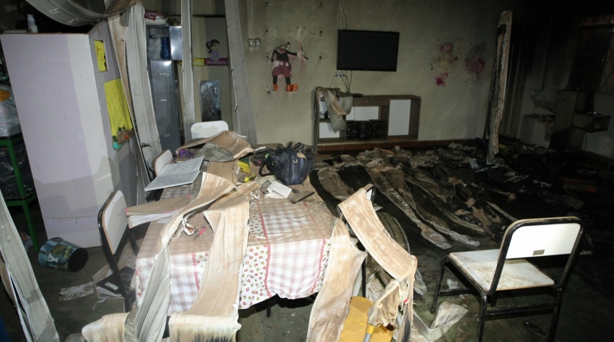 Rescaldo do local após o ataque do segurança da escola, que teria problemas mentais, Damião Soares dos Santos, de 50 anos, no Centro Municipal de Educação Infantil Gente Inocente, no bairro Rio Novo, em Janaúba, norte de Minas Gerais, na manhã desta quinta-feira. Santos, de 50 anos, jogou álcool nas crianças e nele mesmo e, em seguida, ateou fogo. Ele foi levado ao hospital, mas não resistiu aos ferimentos e morreu. Segundo o Instituto Médico Legal, cinco pessoas morreram e outras 22 ficaram feridas, algumas em estado grave. Foto - Alex de Jesus / O Tempo