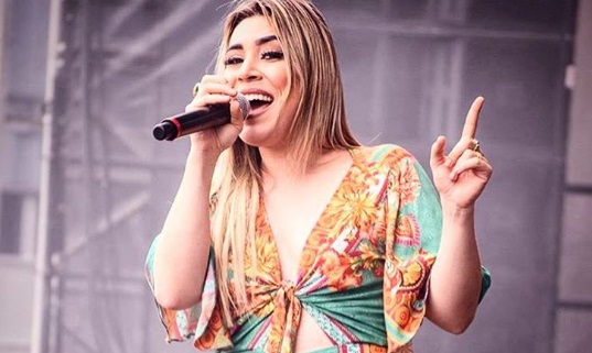 Cantora Naiara