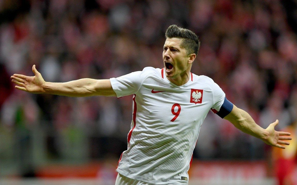 Poland's forward Robert Lewandowski reacts after he scored a goal during the FIFA World Cup 2018 qualification football match between Poland and Montenegro in Warsaw on October 8, 2017. / AFP PHOTO / JANEK SKARZYNSKI