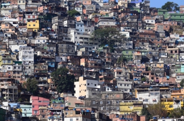População de favela é mais negra e jovem que restante do país